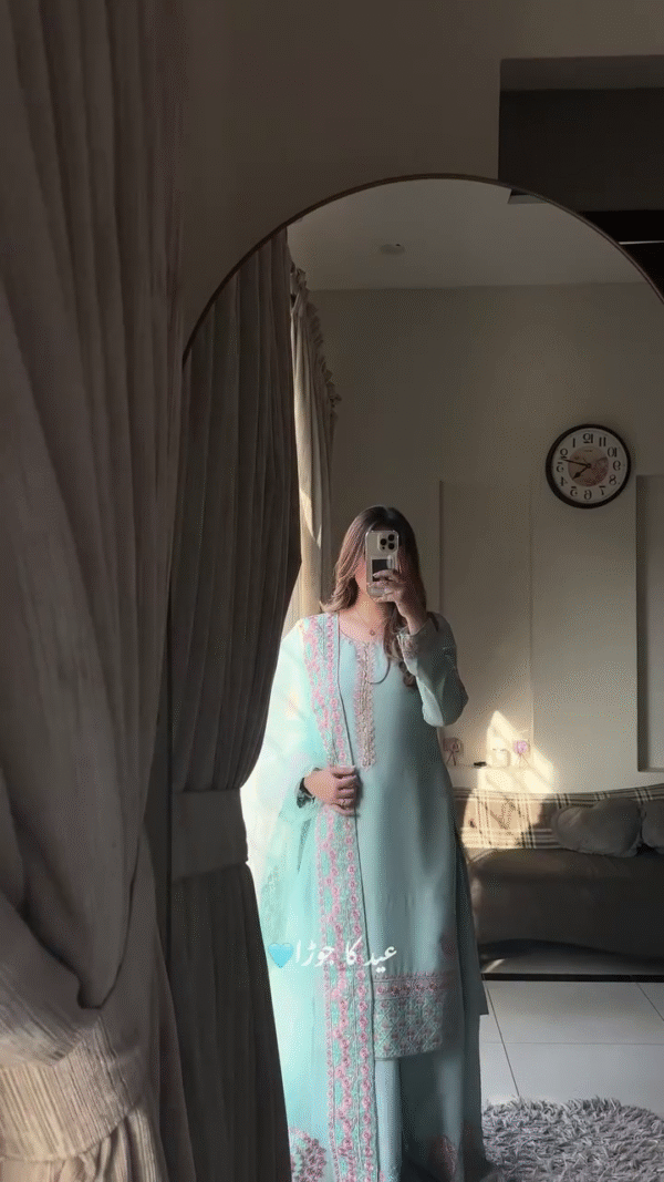 🌸 Pastel Perfection – Mint Green Embroidered Suit with Floral Detailing 💕